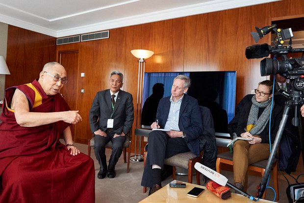 ༧གོང་ས་མཆོག་གིས་སུད་སི་ཇི་ནི་ཝ་རུ་གསར་འགོད་པའི་དྲི་བར་བཀའ་ལན་གནང་བཞིན་པ། ༢༠༡༦།༣།༡༡