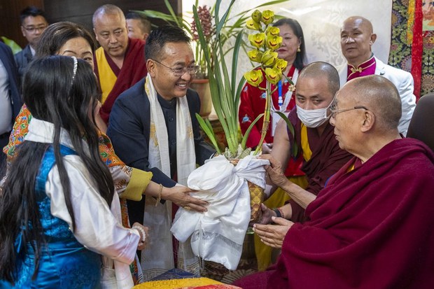 ༸གོང་ས་མཆོག་ནས་འབྲས་ལྗོངས་མངའ་སྡེའི་སྤྱི་ཁྱབ་བློན་ཆེན་མཆོག་ལ་ཐུགས་རྗེ་ཆེ་ཞུའི་གསུང་འཕྲིན་བསྩལ་བ། ༸གོང་ས་མཆོག་ནས་འབྲས་ལྗོངས་མངའ་སྡེའི་སྤྱི་ཁྱབ་བློན་ཆེན་མཆོག་ལ་ཐུགས་རྗེ་ཆེ་ཞུའི་གསུང་འཕྲིན་བསྩལ་བ།
