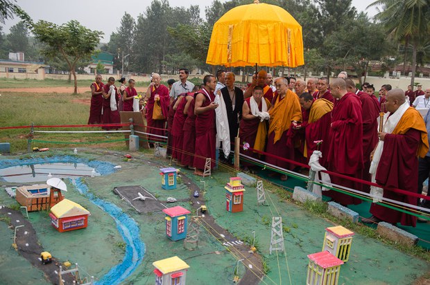 ༧གོང་ས་མཆོག་གིས་སེར་བྱེས་སློབ་གྲའི་ཚན་རིག་སྡེ་ཚན་གྱི་ཆུ་ཁམས་འཁོར་བསྐྱོད་འགྲེམ་སྟོན་ལ་གཟིགས་ཞིབ་གནང་བཞིན་པ། ༢༠༡༥།༡༢།༡༥ ༧གོང་ས་མཆོག་གིས་སེར་བྱེས་སློབ་གྲའི་ཚན་རིག་སྡེ་ཚན་གྱི་ཆུ་ཁམས་འཁོར་བསྐྱོད་འགྲེམ་སྟོན་ལ་གཟིགས་ཞིབ་གནང་བཞིན་པ། ༢༠༡༥།༡༢།༡༥