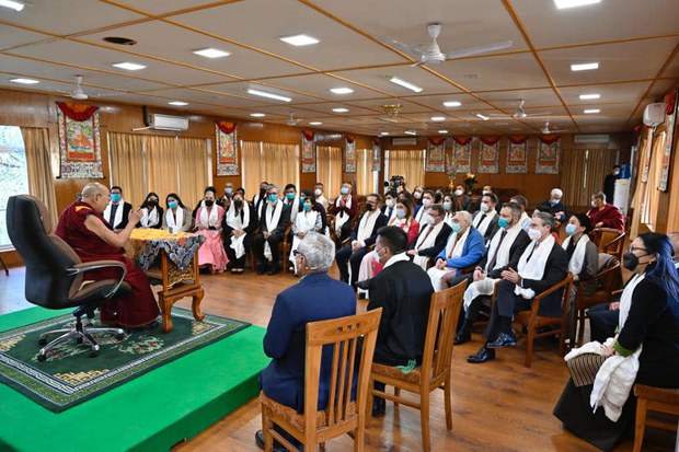 ༧གོང་ས་མཆོག་གིས་ཡོ་རོབ་གྲོས་ཚོགས་དང་མེཀ་སི་ཁོ་བཅས་ཀྱི་གྲོས་ཚོགས་འཐུས་མི་ཁག་ཅིག་དང་མཇལ་མོལ་གནང་སོང་།