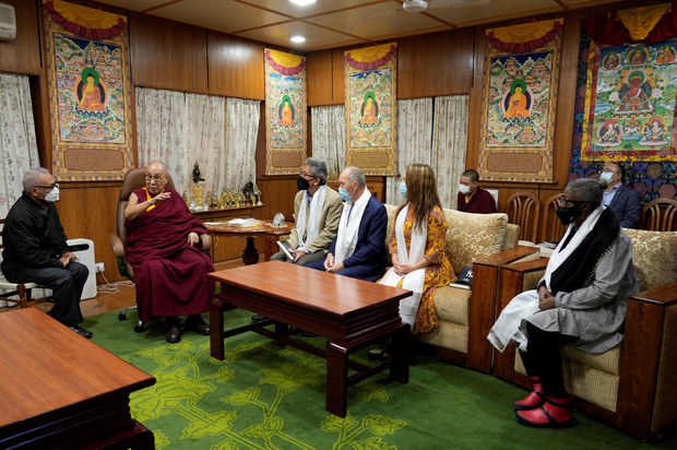 ༧གོང་ས་མཆོག་གིས་འཛམ་གླིང་གི་ཡུལ་ལུང་ཁག་བཅུ་གཉིས་ཀྱི་གཞོན་སྐྱེས་ཞི་བདེའི་ལས་དོན་པ་རྣམས་དང་མཇལ་མོལ་གནང་འདུག