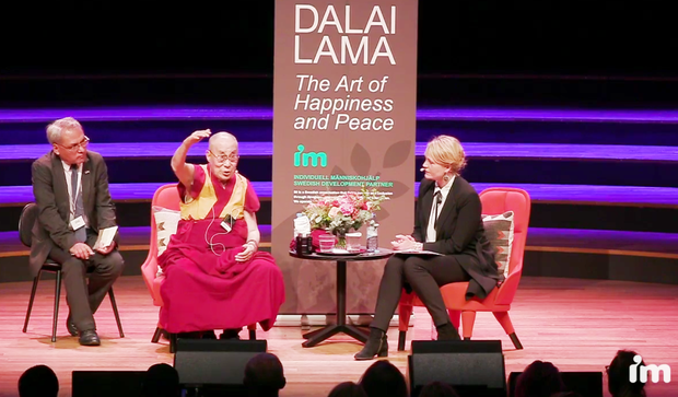 ༧གོང་ས་༧སྐྱབས་མགོན་ཆེན་པོ་མཆོག་གིས་སུཝེ་ཌེན་ནང་མང་ཚོགས་ལ་བྱམས་བརྩེ་དང་འཆམ་མཐུན་སོགས་ཀྱི་སྐོར་བཀའ་སློབ་བསྩལ་སྐབས། ༢༠༡༨།༩།༡༢ ༧གོང་ས་༧སྐྱབས་མགོན་ཆེན་པོ་མཆོག་གིས་སུཝེ་ཌེན་ནང་མང་ཚོགས་ལ་བྱམས་བརྩེ་དང་འཆམ་མཐུན་སོགས་ཀྱི་སྐོར་བཀའ་སློབ་བསྩལ་སྐབས། ༢༠༡༨།༩།༡༢