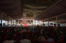༧གོང་ས་མཆོག་གིས་བྱེས་ཀྱི་ཆོས་སྡེ་ཆེན་པོ་བཀྲ་ཤིས་ལྷུན་པོར་ཆོས་འབྲེལ་བཀའ་སློབ་གནང་སྐབས། ༢༠༡༥།༡༢།༡༩