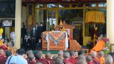 ༧གོང་ས་མཆོག་གིས་སྐུ་ཁམས་གསལ་ཐང་ངང་གཙུག་ལག་ཁང་ནས་གསུང་ཆོས་བསྩལ་གནང་སོང་།