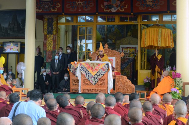 ༧གོང་ས་མཆོག་གིས་སྐུ་ཁམས་གསལ་ཐང་ངང་གཙུག་ལག་ཁང་ནས་གསུང་ཆོས་བསྩལ་གནང་སོང་།
