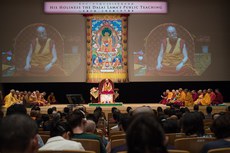 ༧གོང་ས་མཆོག་གིས་ཉི་ཧོང་ཨོ་ས་ཀ་Osaka་ནས་དད་ལྡན་པ་ཚོར་གསུང་ཆོས་གནང་སྐབས། ༢༠༡༦།༥།༡༠