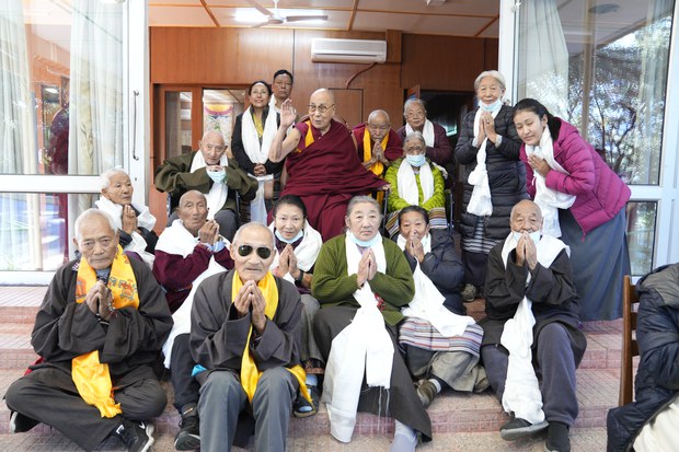 དོན་འགྲུབ་གླིང་གཞིས་ཆགས་ཀྱི་རྒན་རྒོན་ཚོར་༧གོང་ས་མཆོག་གིས་དམིགས་བསལ་མཇལ་བསྩལ།