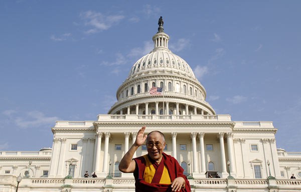 ༧གོང་ས་མཆོག་ཨ་རིའི་གྲོས་ཚོགས་ཁང་གི་མདུན། 2007/10/18