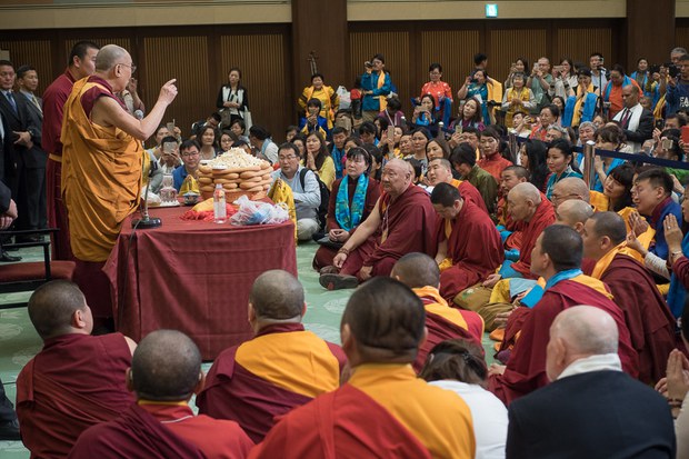 ༧གོང་ས་མཆོག་གིས་ཉི་ཧོང་དུ་སོག་པོའི་དད་ལྡན་པ་ཁག་གཅིག་ལ་བཀའ་སློབ་གནང་བཞིན་པ། ༢༠༡༦།༥།༡༢ ༧གོང་ས་མཆོག་གིས་ཉི་ཧོང་དུ་སོག་པོའི་དད་ལྡན་པ་ཁག་གཅིག་ལ་བཀའ་སློབ་གནང་བཞིན་པ། ༢༠༡༦།༥།༡༢