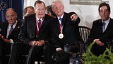 ཨ་རིའི་སྲིད་འཛིན་ཟུར་བGeorge H. W. Bushདང་Bill Clintonརྣམ་གཉིས་ཀྱིས་རང་དབང་གི་གཟེངས་རྟགས་བཞེས་སྐབས། ༢༠༠༦།༡༠།༥