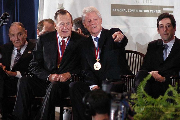 ཨ་རིའི་སྲིད་འཛིན་ཟུར་བGeorge H. W. Bushདང་Bill Clintonརྣམ་གཉིས་ཀྱིས་རང་དབང་གི་གཟེངས་རྟགས་བཞེས་སྐབས། ༢༠༠༦།༡༠།༥ ཨ་རིའི་སྲིད་འཛིན་ཟུར་བGeorge H. W. Bushདང་Bill Clintonརྣམ་གཉིས་ཀྱིས་རང་དབང་གི་གཟེངས་རྟགས་བཞེས་སྐབས། ༢༠༠༦།༡༠།༥