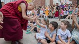 ༧གོང་ས་མཆོག་གིས་རྒྱ་གར་གྱི་རྒྱལ་ས་ལྡི་ལིར་ཡོད་པའི་ཨ་མི་རི་ཀའི་གཞུང་ཚབ་ཀྱི་སློབ་གྲྭའི་དགེ་ལས་ཡོངས་ལ་སྙིང་རྗེ་དང་ཀུན་ཁྱབ་འགན་འཁུར་ཐད་བཀའ་སློབ་གནང་སྐབས། ༢༠༡༦།༤།༨
