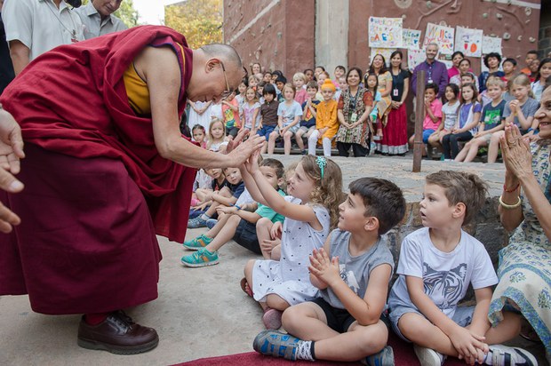 ༧གོང་ས་མཆོག་གིས་རྒྱ་གར་གྱི་རྒྱལ་ས་ལྡི་ལིར་ཡོད་པའི་ཨ་མི་རི་ཀའི་གཞུང་ཚབ་ཀྱི་སློབ་གྲྭའི་དགེ་ལས་ཡོངས་ལ་སྙིང་རྗེ་དང་ཀུན་ཁྱབ་འགན་འཁུར་ཐད་བཀའ་སློབ་གནང་སྐབས། ༢༠༡༦།༤།༨ ༧གོང་ས་མཆོག་གིས་རྒྱ་གར་གྱི་རྒྱལ་ས་ལྡི་ལིར་ཡོད་པའི་ཨ་མི་རི་ཀའི་གཞུང་ཚབ་ཀྱི་སློབ་གྲྭའི་དགེ་ལས་ཡོངས་ལ་སྙིང་རྗེ་དང་ཀུན་ཁྱབ་འགན་འཁུར་ཐད་བཀའ་སློབ་གནང་སྐབས། ༢༠༡༦།༤།༨