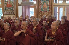 ༧གོང་ས་མཆོག་གིས་ཐེ་ཝན་གཙོ་བོར་འགྱུར་བའི་བོད་རིགས་མ་ཡིན་པའི་དགེ་བཙུན་བརྒྱ་ཕྲག་འགའ་ཤས་ལ་དགེ་སློང་དང་དགེ་ཚུལ་གྱི་སྡོམ་པ་འབོགས་ཆོག་གནང་སྐབས། ༢༠༡༦།༩།༢༩