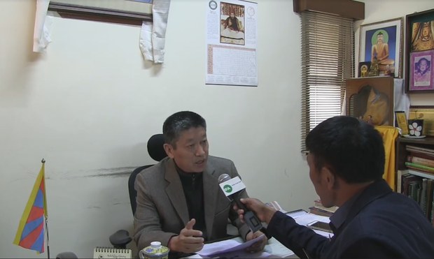 གསར་འགོད་པས་ལྡི་ལི་དོན་གཅོད་འབྲོང་ཆུང་དངོས་གྲུབ་མཆོག་ལ་བཅར་འདྲི་ཞུ་བཞིན་པ། ༢༠༡༧།༢།༡