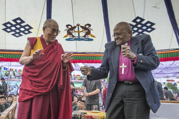 ༧གོང་ས་མཆོག་དང་ཆོས་དཔོན་ཊུ་ཊུ་ཡོད་པའི་ཚོན་བྲིས་རི་མོ་ཞིག་ལ་ཚོད་དཔག་ལས་བརྒལ་བའི་རིན་གོང་རག་འདུག ༧གོང་ས་མཆོག་དང་ཆོས་དཔོན་ཊུ་ཊུ་ཡོད་པའི་ཚོན་བྲིས་རི་མོ་ཞིག་ལ་ཚོད་དཔག་ལས་བརྒལ་བའི་རིན་གོང་རག་འདུག