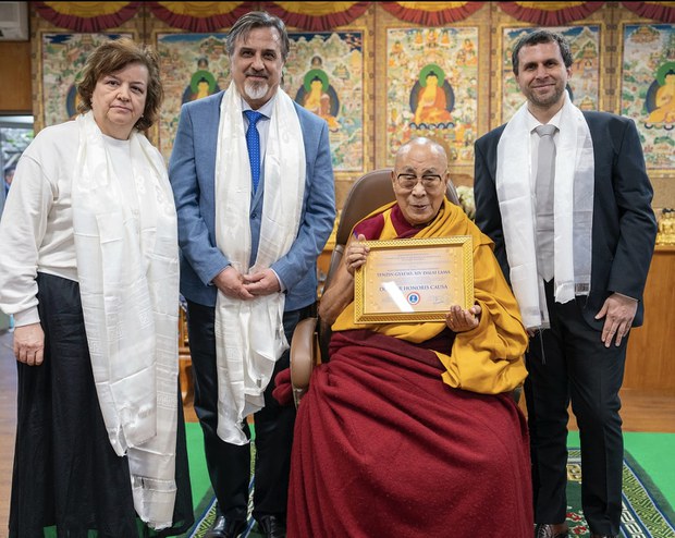 སྤྱི་ནོར་༸གོང་ས་༸སྐྱབས་མགོན་ཆེན་པོ་མཆོག་ལ་ད་ན་བུ་སི་གཙུག་ལག་སློབ་གཉེར་ཁང་གིས་མངོན་བསྟོད་གཟེངས་རྟགས་འབུལ་ལམ་ཞུས་འདུག