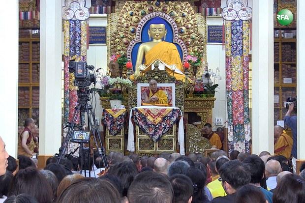 ༧གོང་ས་མཆོག་གིས་ཐེ་ཝན་གཙོས་དད་ལྡན་པ་༧༠༠༠་ལྷག་ལ་ཆོས་འབྲེལ་གནང་སྐབས། ༢༠༡༦།༡༠།༣ ༧གོང་ས་མཆོག་གིས་ཐེ་ཝན་གཙོས་དད་ལྡན་པ་༧༠༠༠་ལྷག་ལ་ཆོས་འབྲེལ་གནང་སྐབས། ༢༠༡༦།༡༠།༣