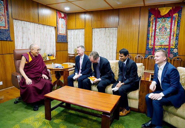 ཨ་མི་རི་ཀའི་གྲོས་ཚོགས་གོང་མའི་ཕྱི་འབྲེལ་ལས་དོན་ཚན་པའི་ལས་བྱེད་ཁག་ཅིག་གིས་༧གོང་ས་མཆོག་དང་མཇལ་འཕྲད་སྐབས། ༢༠༡༨།༡༠།༢༣ ཨ་མི་རི་ཀའི་གྲོས་ཚོགས་གོང་མའི་ཕྱི་འབྲེལ་ལས་དོན་ཚན་པའི་ལས་བྱེད་ཁག་ཅིག་གིས་༧གོང་ས་མཆོག་དང་མཇལ་འཕྲད་སྐབས། ༢༠༡༨།༡༠།༢༣