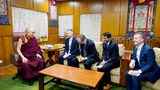 ཨ་མི་རི་ཀའི་གྲོས་ཚོགས་གོང་མའི་ཕྱི་འབྲེལ་ལས་དོན་ཚན་པའི་ལས་བྱེད་ཁག་ཅིག་གིས་༧གོང་ས་མཆོག་དང་མཇལ་འཕྲད་སྐབས། ༢༠༡༨།༡༠།༢༣