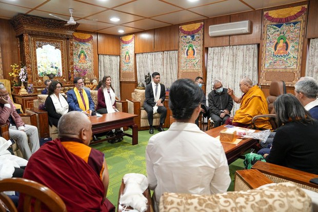 ༧གོང་ས་མཆོག་གིས་ཨ་མི་རི་ཀའི་གྲོང་ཁྱེར་ཆེ་གྲས་བདུན་གྱི་སྤྱི་ཁྱབ་ཚོར་མཇལ་ཁ་དང་བཀའ་སློབ་བསྩལ་འདུག ༧གོང་ས་མཆོག་གིས་ཨ་མི་རི་ཀའི་གྲོང་ཁྱེར་ཆེ་གྲས་བདུན་གྱི་སྤྱི་ཁྱབ་ཚོར་མཇལ་ཁ་དང་བཀའ་སློབ་བསྩལ་འདུག