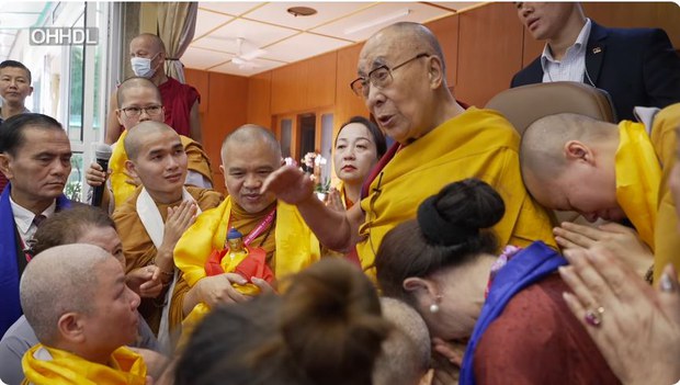 སྤྱི་ནོར་༧གོང་ས་མཆོག་གིས་ཝེཌ་ནམ་གྱི་ཆོས་ཞུ་བ་རྣམས་ལ་དམིགས་བསལ་མཇལ་ཁ་དང་བཀའ་སློབ་བསྩལ་འདུག