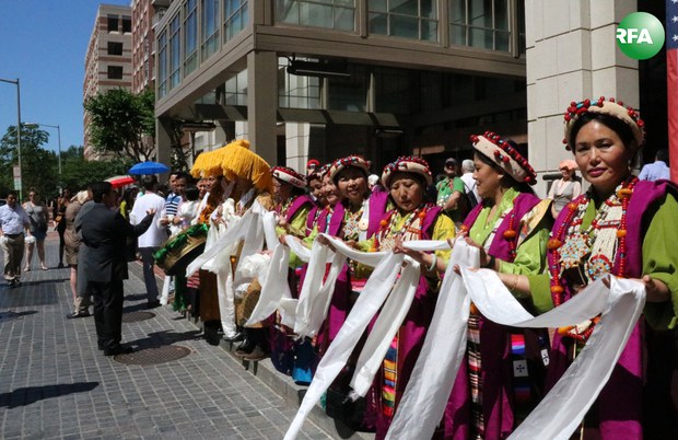 ༧གོང་ས་མཆོག་༢༠༡༦།༦།༡༢་ཉིན་ཨ་རིའི་རྒྱལ་སར་ཞབས་སོར་འཁོད་སྐབས་བོད་མི་ཚོས་ཕེབས་བསུ། ཀླུ་འབུམ།/RFA