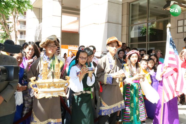 ༧གོང་ས་མཆོག་༢༠༡༦།༦།༡༢་ཉིན་ཨ་རིའི་རྒྱལ་སར་ཞབས་སོར་འཁོད་སྐབས་བོད་མི་ཚོས་ཕེབས་བསུ། ཀླུ་འབུམ།/RFA