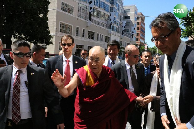 ༧གོང་ས་མཆོག་༢༠༡༦།༦།༡༢་ཉིན་ཨ་རིའི་རྒྱལ་སར་ཞབས་སོར་འཁོད་སྐབས་བོད་མི་ཚོས་ཕེབས་བསུ། 