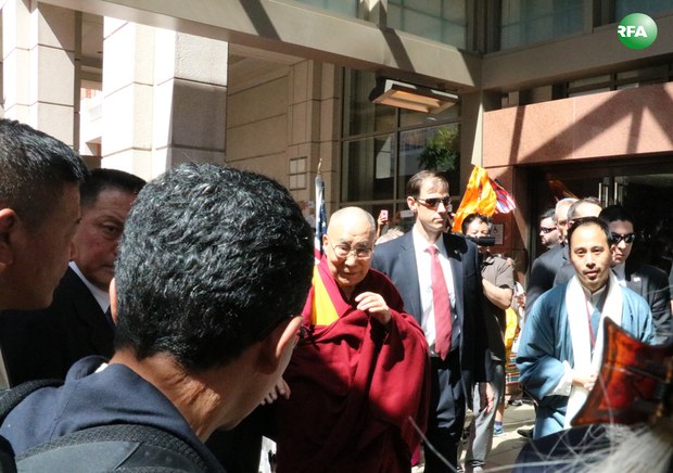 ༧གོང་ས་མཆོག་༢༠༡༦།༦།༡༢་ཉིན་ཨ་རིའི་རྒྱལ་སར་ཞབས་སོར་འཁོད་སྐབས་བོད་མི་ཚོས་ཕེབས་བསུ། ཀླུ་འབུམ།/RFA
