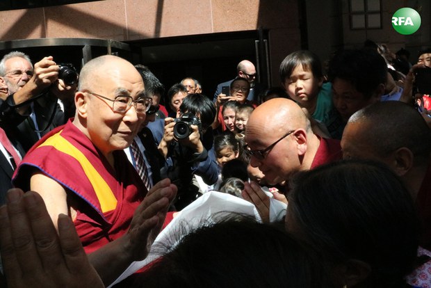 ༧གོང་ས་མཆོག་༢༠༡༦།༦།༡༢་ཉིན་ཨ་རིའི་རྒྱལ་སར་ཞབས་སོར་འཁོད་སྐབས་བོད་མི་ཚོས་ཕེབས་བསུ། ཀླུ་འབུམ།/RFA