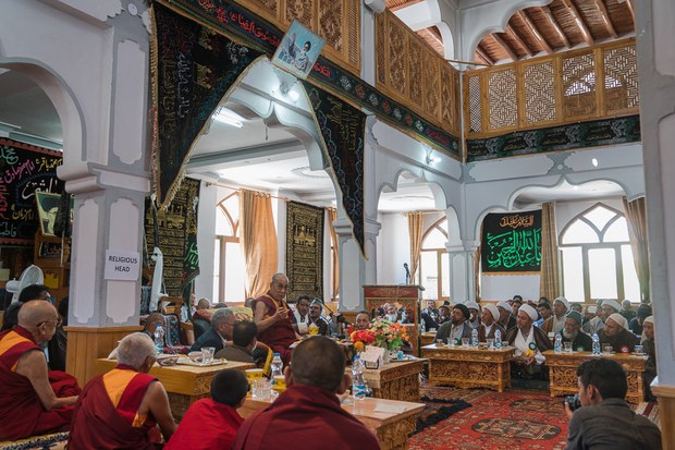 ༧གོང་ས་མཆོག་གིས་ལ་དྭགས་ཀྱི་ཁ་ཆེའི་ལྷ་ཁང་དུ་བཀའ་སློབ་གནང་བཞིན་པ། ༢༠༡༦།༨།༡༧