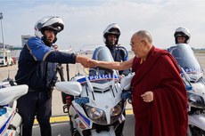 ༧གོང་ས་མཆོག་ཧྥ་རན་སི་ནས་ཕེབས་ཐོན་གནང་སྐབས། ༢༠༡༦།༩།༡༩