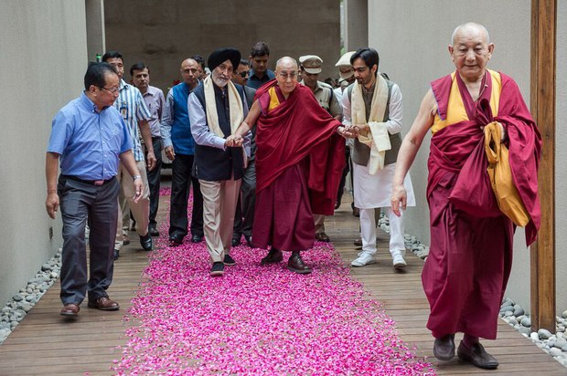 རྒྱ་གར་གྱི་ཁེ་གཉེར་ལས་ཁང་ཆེ་གྲས་Max་ཡི་གཙོ་འཛིན་Veer Singh་གྱི་༧གོང་ས་མཆོག་ཕེབས་བསུ་གནང་བཞིན་པ། ༢༠༡༦།༤།༦ རྒྱ་གར་གྱི་ཁེ་གཉེར་ལས་ཁང་ཆེ་གྲས་Max་ཡི་གཙོ་འཛིན་Veer Singh་གྱི་༧གོང་ས་མཆོག་ཕེབས་བསུ་གནང་བཞིན་པ། ༢༠༡༦།༤།༦