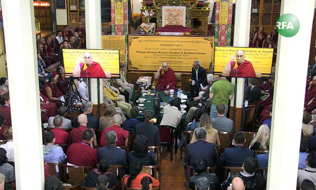 ༧གོང་ས་རྒྱལ་བ་རིན་པོ་ཆེ་མཆོག་དབུ་བཞུགས་ཐོག་ར་ཤི་ཡའི་ཚན་རིག་པ་དང་ནང་པའི་མཁས་པའི་དབར་གྱི་བགྲོ་གླེང་ཐེངས་གཉིས་པ་གནང་བཞིན་པ། ༢༠༡༨།༥།༣ ༧གོང་ས་རྒྱལ་བ་རིན་པོ་ཆེ་མཆོག་དབུ་བཞུགས་ཐོག་ར་ཤི་ཡའི་ཚན་རིག་པ་དང་ནང་པའི་མཁས་པའི་དབར་གྱི་བགྲོ་གླེང་ཐེངས་གཉིས་པ་གནང་བཞིན་པ། ༢༠༡༨།༥།༣
