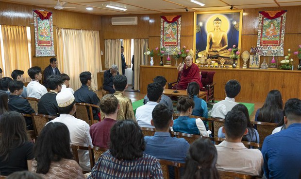 ༧གོང་ས་མཆོག་གིས་མ་སུ་རིར་རྟེན་གཞི་བྱས་པའི་(Woodstock)སློབ་གྲྭའི་སློབ་ཕྲུག་ཚོར་བཀའ་སློན་གནང་སྐབས། ༢༠༡༨།༡༠།༡༡ ༧གོང་ས་མཆོག་གིས་མ་སུ་རིར་རྟེན་གཞི་བྱས་པའི་(Woodstock)སློབ་གྲྭའི་སློབ་ཕྲུག་ཚོར་བཀའ་སློན་གནང་སྐབས། ༢༠༡༨།༡༠།༡༡