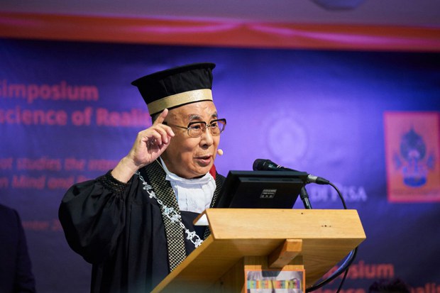 ༧གོང་ས་མཆོག་གིས་ཨེ་ཊ་ལིར་སེམས་ཁམས་རིག་པའི་སློབ་དཔོན་གྱི་ཕྱག་འཁྱེར་འབུལ་བཞེས་སྐབས། ༢༠༡༧།༩།༢༡
