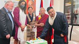 རྒྱ་གར་གྱི་སྲིད་བློན་དང་ཨ་རིའི་ཕྱི་སྲིད་དྲུང་ཆེ་སོགས་ཀྱིས་༧གོང་ས་མཆོག་གི་འཁྲུངས་སྐར་ལ་འཚམས་འདྲི་གནང་འདུག