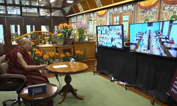 ༧གོང་ས་མཆོག་གིས་ཨུ་རུ་སུའི་གཙུག་ལག་སློབ་གཉེར་ཁང་ལྔའི་དགེ་སློབ་ཚོར་བཀའ་སློབ་བསྩལ།