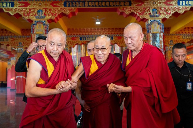 ༸གོང་ས་༸སྐྱབས་མགོན་ཆེན་པོ་མཆོག་རྒྱུད་སྨད་གྲྭ་ཚང་དུ་༸ཞབས་སོར་འཁོད་པ་དང་། འབྱུང་འགྱུར་མུ་མཐུད་ལོ་བཅོ་ལྔ་ཉི་ཤུའི་རིང་བོད་བསྟན་སྲིད་ལ་ཞབས་འདེགས་སྒྲུབ་ཐུབ་ཀྱི་རེད་ཅེས་བཀའ་སྩལ་སོང་།