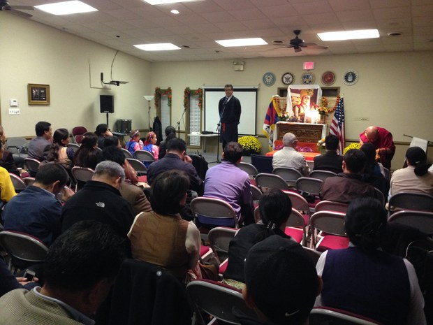 ཨ་རིའི་རྒྱལ་སར་༧གོང་ས་མཆོག་ལ་ཨ་རིའི་གསེར་གྱི་གཟེངས་རྟགས་འབུལ་བཞེས་མཛད་པའི་ཉིན་མོ་སྲུང་བརྩི་ཞུས་གནང་སྐབས། ༢༠༡༥།༡༠།༡༧