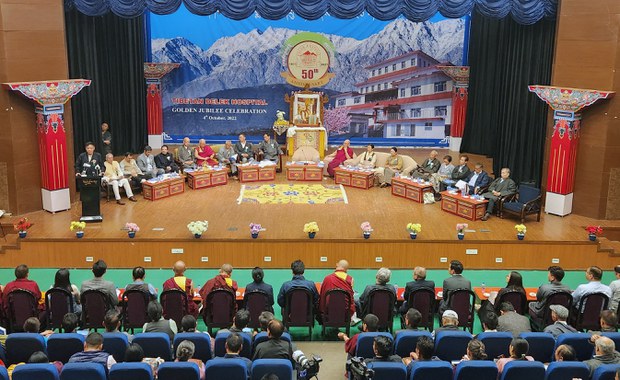 བཞུགས་སྒར་རྡ་སའི་བདེ་ལེགས་སྨན་ཁང་དབུ་བརྙེས་ནས་ལོ་ངོ་ལྔ་བཅུ་འཁོར་འདུག