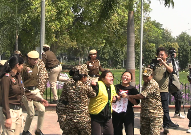 བོད་མི་ལས་འགུལ་བ་རྣམས་ཀྱིས་རྒྱལ་ས་ལྡི་ལིར་རྟེན་གཞི་བྱས་པའི་རྒྱ་ནག་གཞུང་ཚབ་མདུན་དུ་ངོ་རྒོལ་སྐད་འབོད་ཀྱི་ལས་འགུལ་སྤེལ་བ།