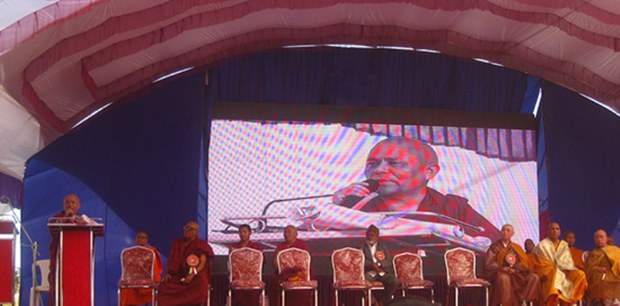 སྤྱི་འཐུས་ཚོགས་གཞོན་ཨ་ཅཱརྱ་ཡེ་ཤེས་ཕུན་ཚོགས་མཆོག་གིས་རྒྱ་གར་ནག་སྤུར་ནང་གཏམ་བཤད་གནང་བཞིན་པ། ༢༠༡༧།༢།༨