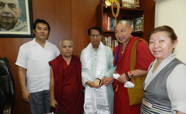 རྒྱ་གར་གཞུང་གི་བློན་ཆེན་ཟུར་པ་དང་རྒྱ་གར་གྱི་ Rashtriya Lok Dal སྲིད་དོན་ཚོགས་པའི་དབུ་ཁྲིད་སྐུ་ཞབས་Ajit Singh མཆོག་སྐུ་ཚེའི་འཕེན་པ་རྫོགས་པ། རྒྱ་གར་གཞུང་གི་བློན་ཆེན་ཟུར་པ་དང་རྒྱ་གར་གྱི་ Rashtriya Lok Dal སྲིད་དོན་ཚོགས་པའི་དབུ་ཁྲིད་སྐུ་ཞབས་Ajit Singh མཆོག་སྐུ་ཚེའི་འཕེན་པ་རྫོགས་པ།
