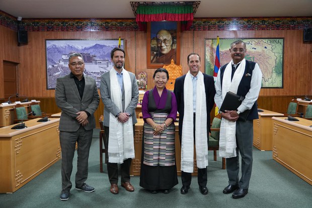 བོད་མི་མང་སྤྱི་འཐུས་ལྷན་ཚོགས་ཀྱི་ཚོགས་གཞོན་སྒྲོལ་མ་ཚེ་རིང་ལགས་ནས་རྒྱ་གར་རྒྱལ་ས་ལྡི་ལིར་རྟེན་གཞི་བྱས་པའི་ཨ་རིའི་གཞུང་ཚབ་ཀྱི་སྐུ་ཚབ་ཚོགས་ཆུང་དང་ལྷན་ད་ལྟའི་བོད་ནང་གི་ཛ་དྲག་གནས་སྟངས་སྐོར་བཀའ་བསྡུར་ལྷུགས་པོ་གནང་ཡོད་པ།