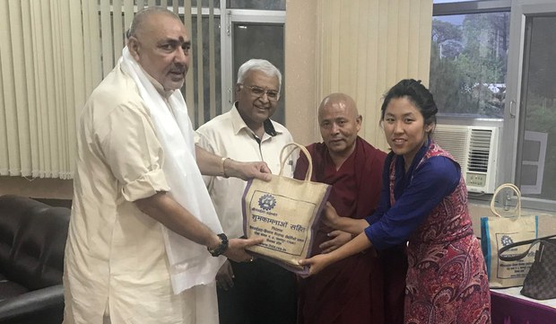 སྤྱི་འཐུས་ཚོགས་གཞོན་མཆོག་གིས་རྒྱ་གར་དབུས་གཞུང་གི་ཁེ་གཉེར་ལས་ཁང་འབྲིང་བ་དང་ཆུང་བ་ཁག་གི་བློན་ཆེན་གཞོན་པ་དང་མཇལ་འཕྲད་སྐབས། ༢༠༡༨།༥།༡ སྤྱི་འཐུས་ཚོགས་གཞོན་མཆོག་གིས་རྒྱ་གར་དབུས་གཞུང་གི་ཁེ་གཉེར་ལས་ཁང་འབྲིང་བ་དང་ཆུང་བ་ཁག་གི་བློན་ཆེན་གཞོན་པ་དང་མཇལ་འཕྲད་སྐབས། ༢༠༡༨།༥།༡