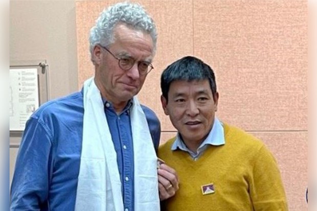 དོན་གྲུབ་དབང་ཆེན་ལགས་ནོ་སྦེལ་ཞི་བདེའི་གཟེངས་རྟགས་འབུལ་སའི་འོས་མིའི་གྲས་སུ་མིང་འདོན་གནང་འདུག