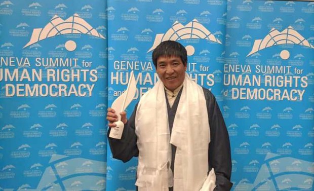 དོན་གྲུབ་དབང་ཆེན་ལགས་ལ་༢༠༡༩་ལོའི་སྙིང་སྟོབས་གཟེངས་རྟགས་ཕུལ་སྐབས། ༢༠༡༩།༣།༢༦
