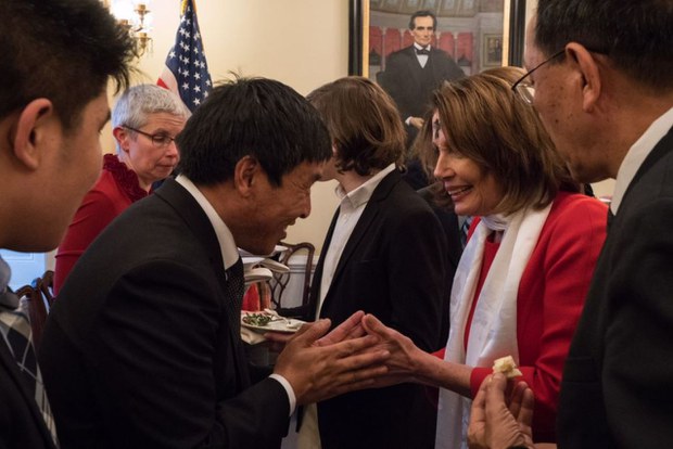 ལྕམ་ནན་སེ་(Nancy Pelosi)་མཆོག་གིས་དོན་གྲུབ་དབང་ཆེན་ལགས་ཆེ་བསྟོད་སྣེ་ལེན་སྐབས། ༢༠༡༨།༢།༡༤ ལྕམ་ནན་སེ་(Nancy Pelosi)་མཆོག་གིས་དོན་གྲུབ་དབང་ཆེན་ལགས་ཆེ་བསྟོད་སྣེ་ལེན་སྐབས། ༢༠༡༨།༢།༡༤